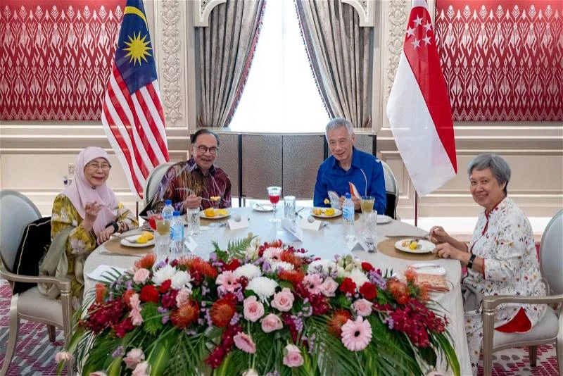 安華與夫人首相署設宴 以榴槤招待李顯龍伉儷