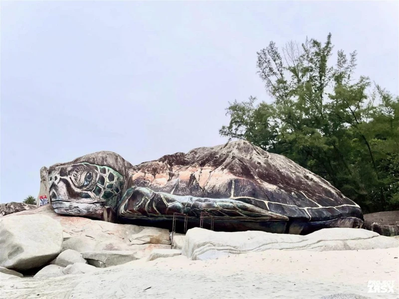 關丹海灘「巨型海龜」新亮點 引來大批遊客觀光打卡