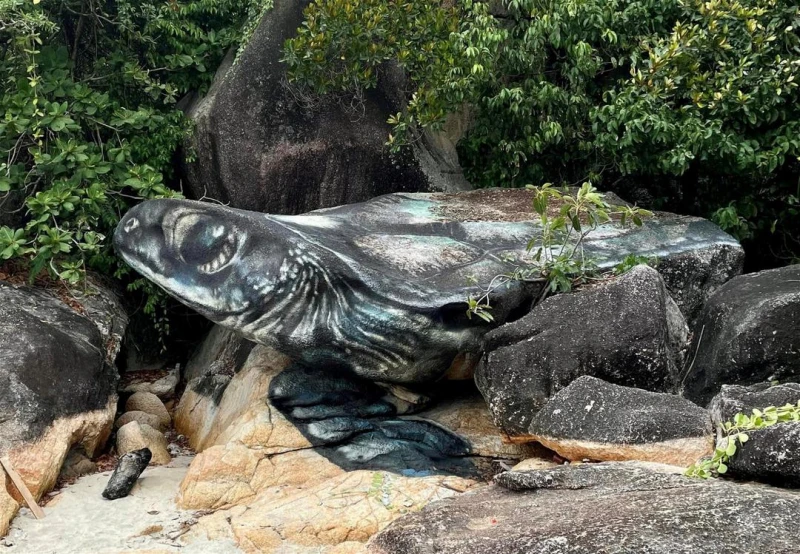 關丹海灘「巨型海龜」新亮點 引來大批遊客觀光打卡