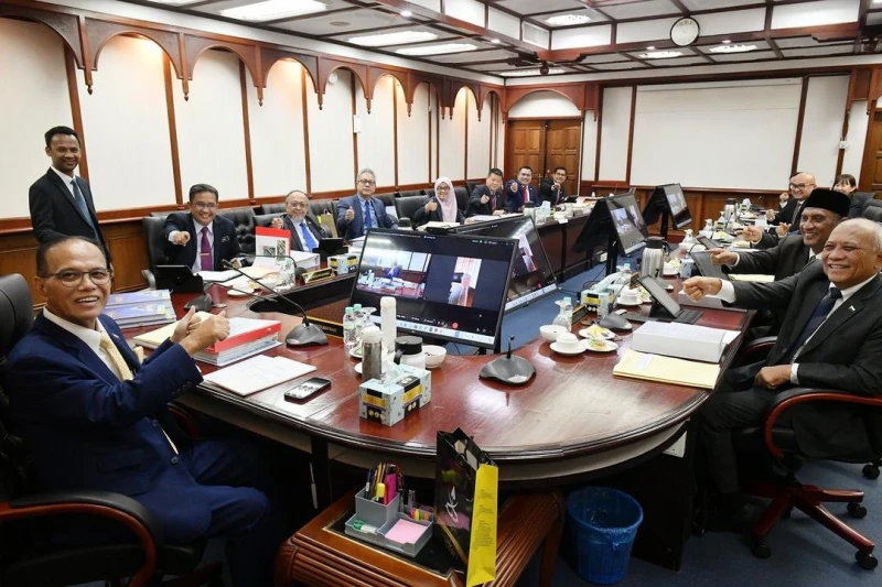 接受外科手術 順利康復 彭州大臣重返工作崗位