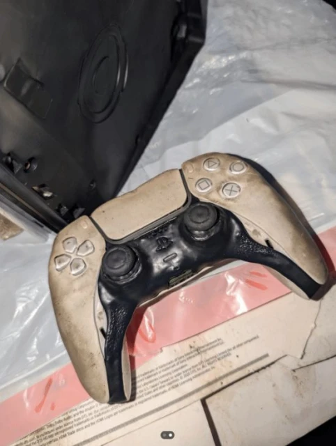 玩家遭遇火災PS5被燒成"毛肚":剛買了還沒三天