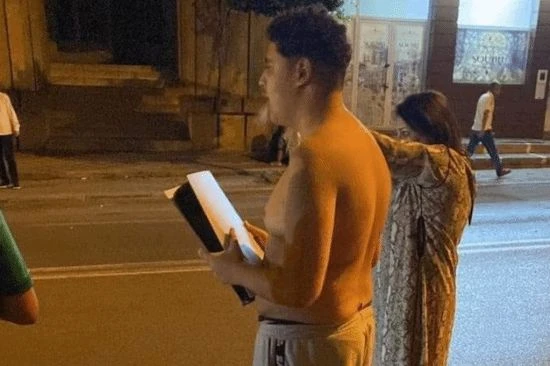 玩家遭遇火災PS5被燒成"毛肚":剛買了還沒三天